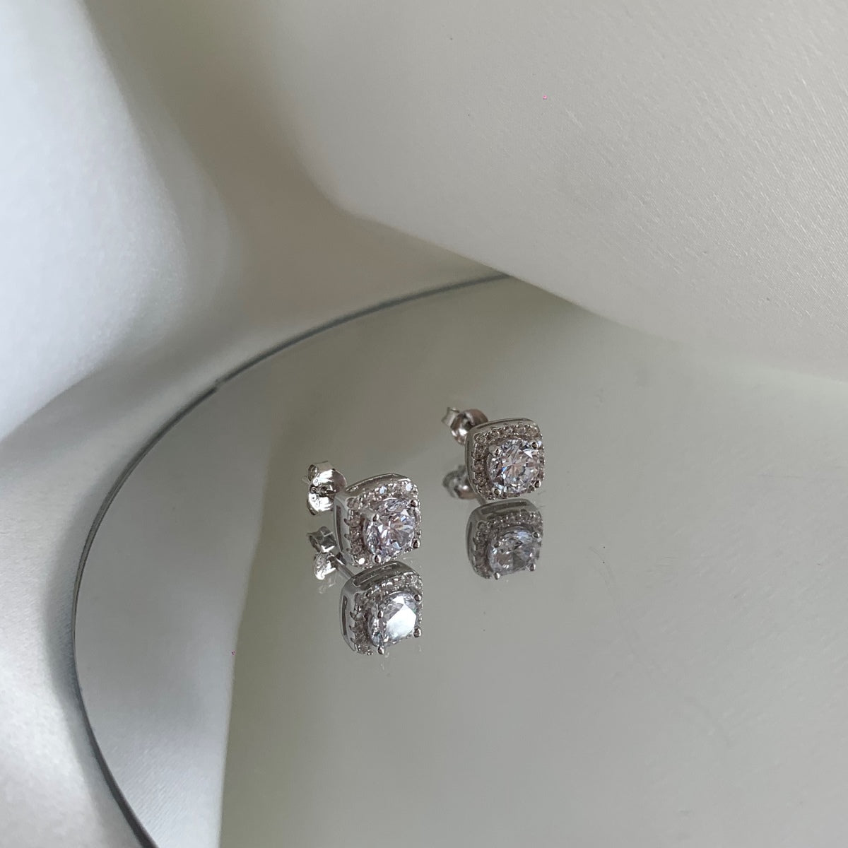 [Aurelle Style]Classic Round Center Stone Stud Earrings
