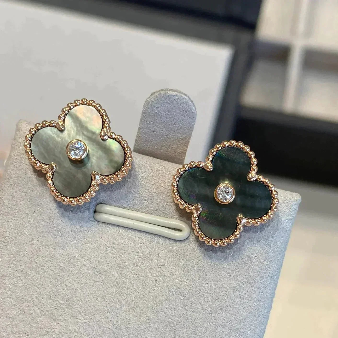 [Aurelle Style]CLOVER MEDIUM 1 MOTIFS GRAY MOP  DIAMOND EARRINGS