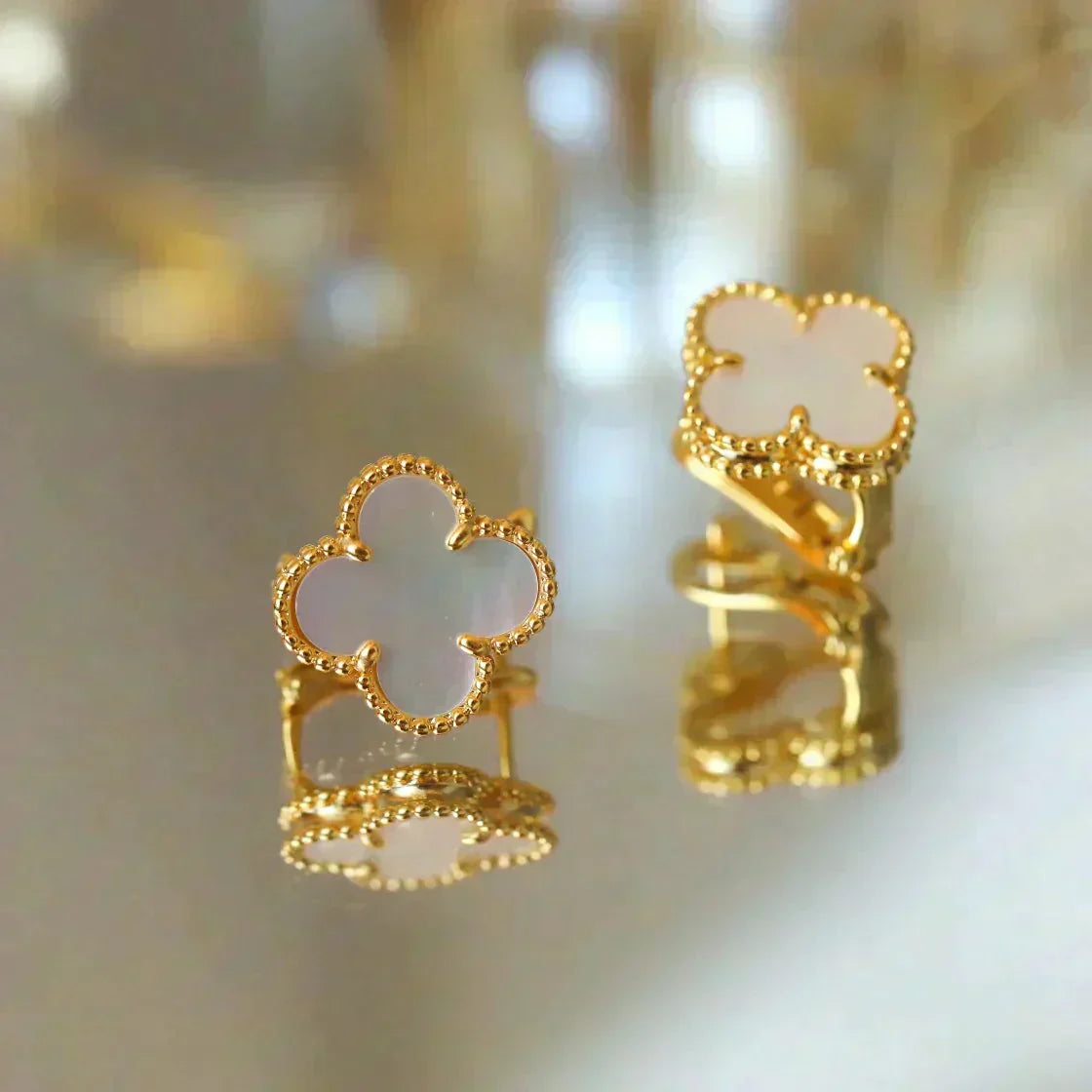 [Aurelle Style]CLOVER MEDIUM 1 MOTIFS  WHITE MOP STUD EARRINGS