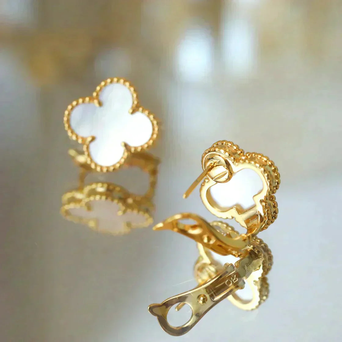 [Aurelle Style]CLOVER MEDIUM 1 MOTIFS  WHITE MOP STUD EARRINGS