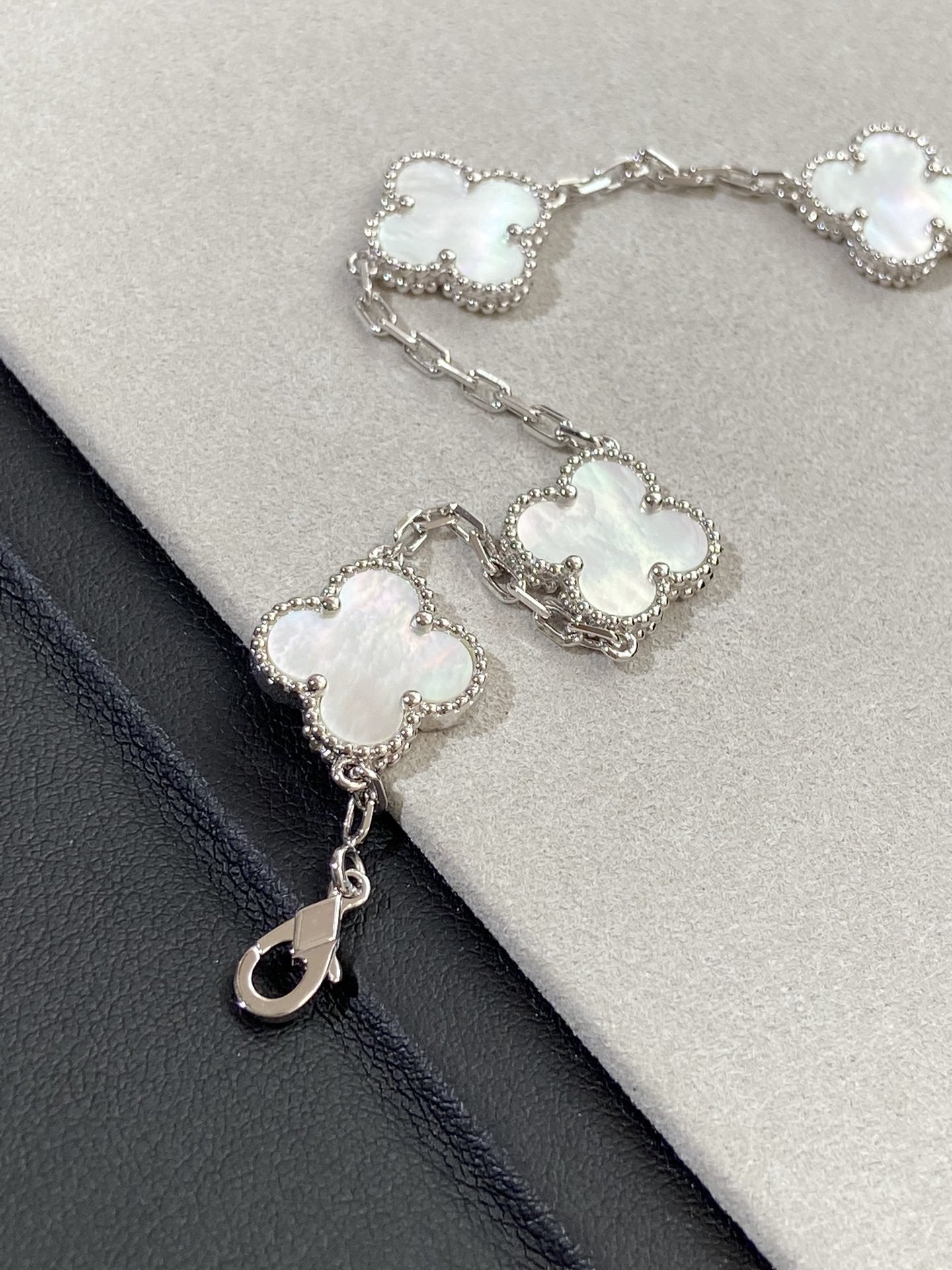 [Aurelle Style]CLOVER WHITE PEARL MOP 5 MOTIF BRACELET COLLECTION