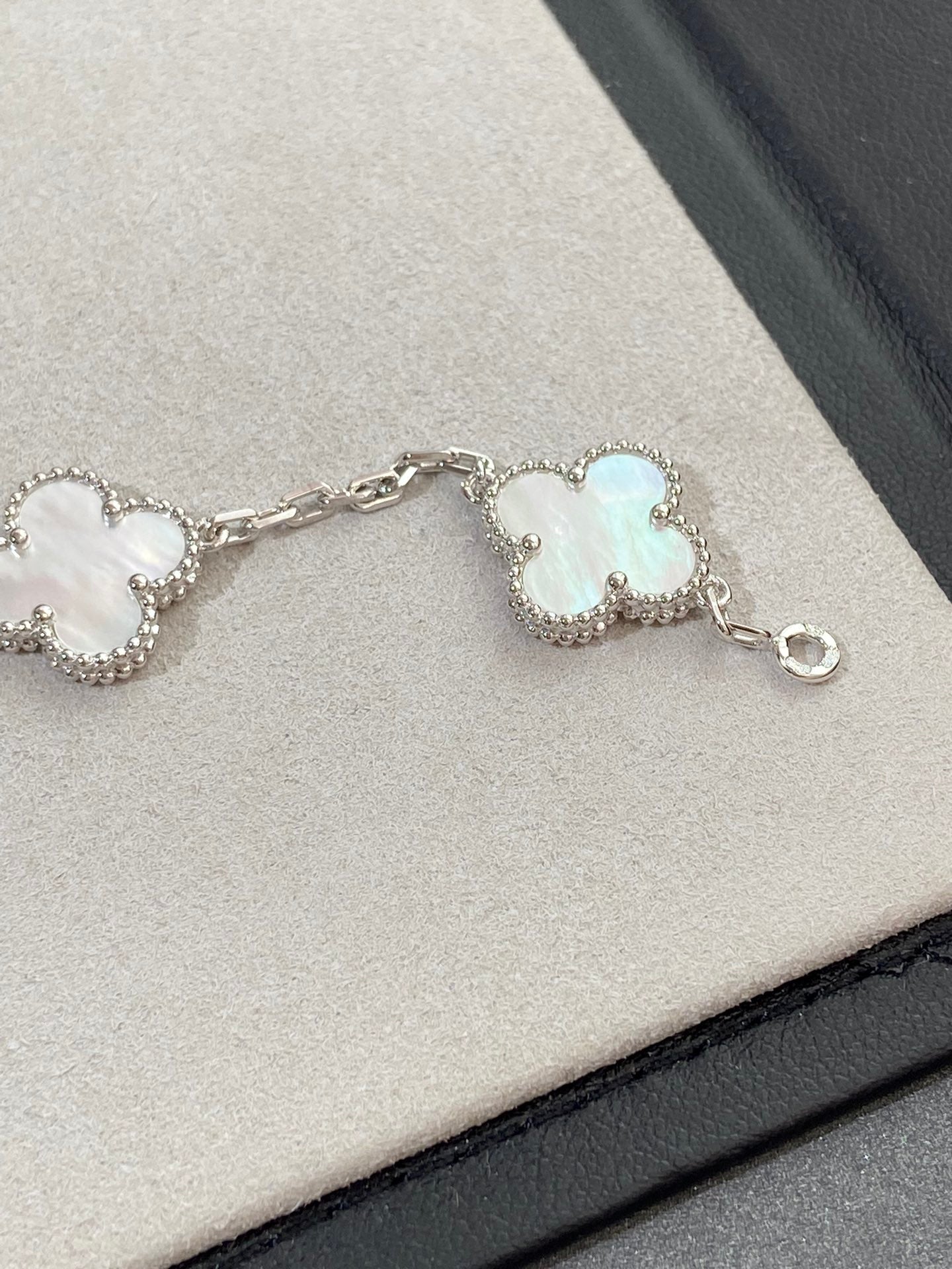 [Aurelle Style]CLOVER WHITE PEARL MOP 5 MOTIF BRACELET COLLECTION