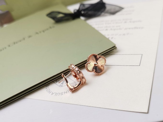[Aurelle Style]CLOVER MEDIUM STUD EARRINGS