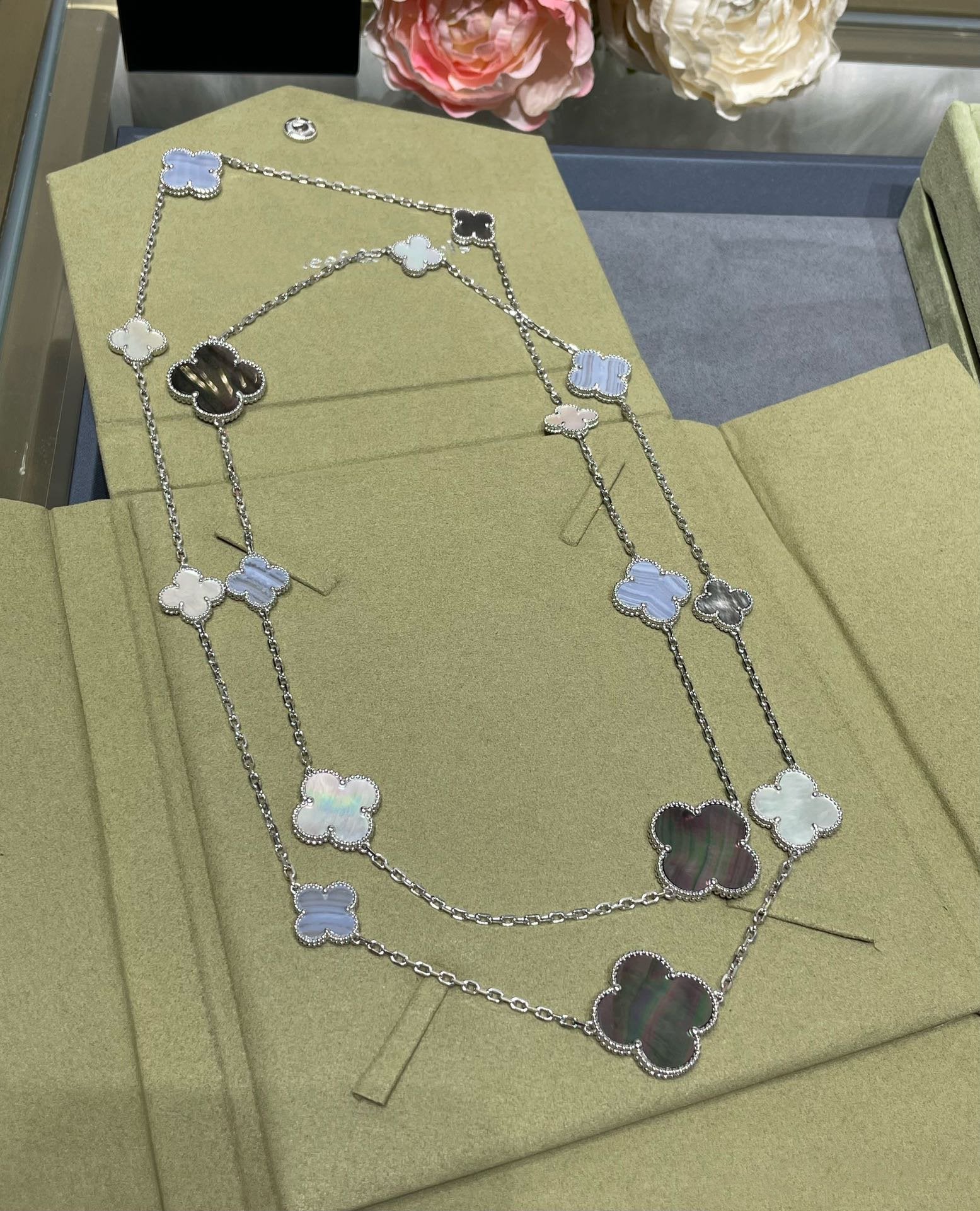 [TOP]CLOVER 16 MOTIF CHALCEDONY MOP SILVER NECKLACE