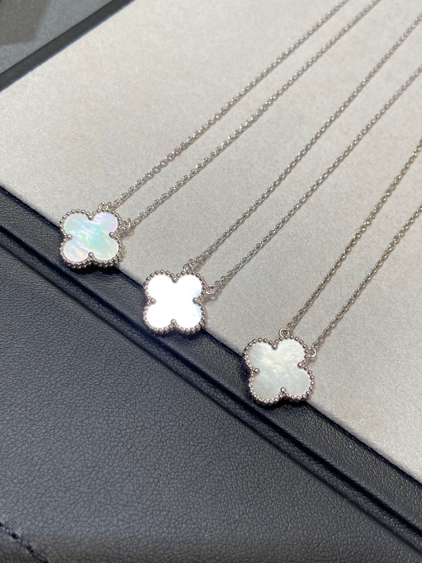 [Aurelle Style]CLOVER MEDIUM SILVER WHITE MOP NECKLACE