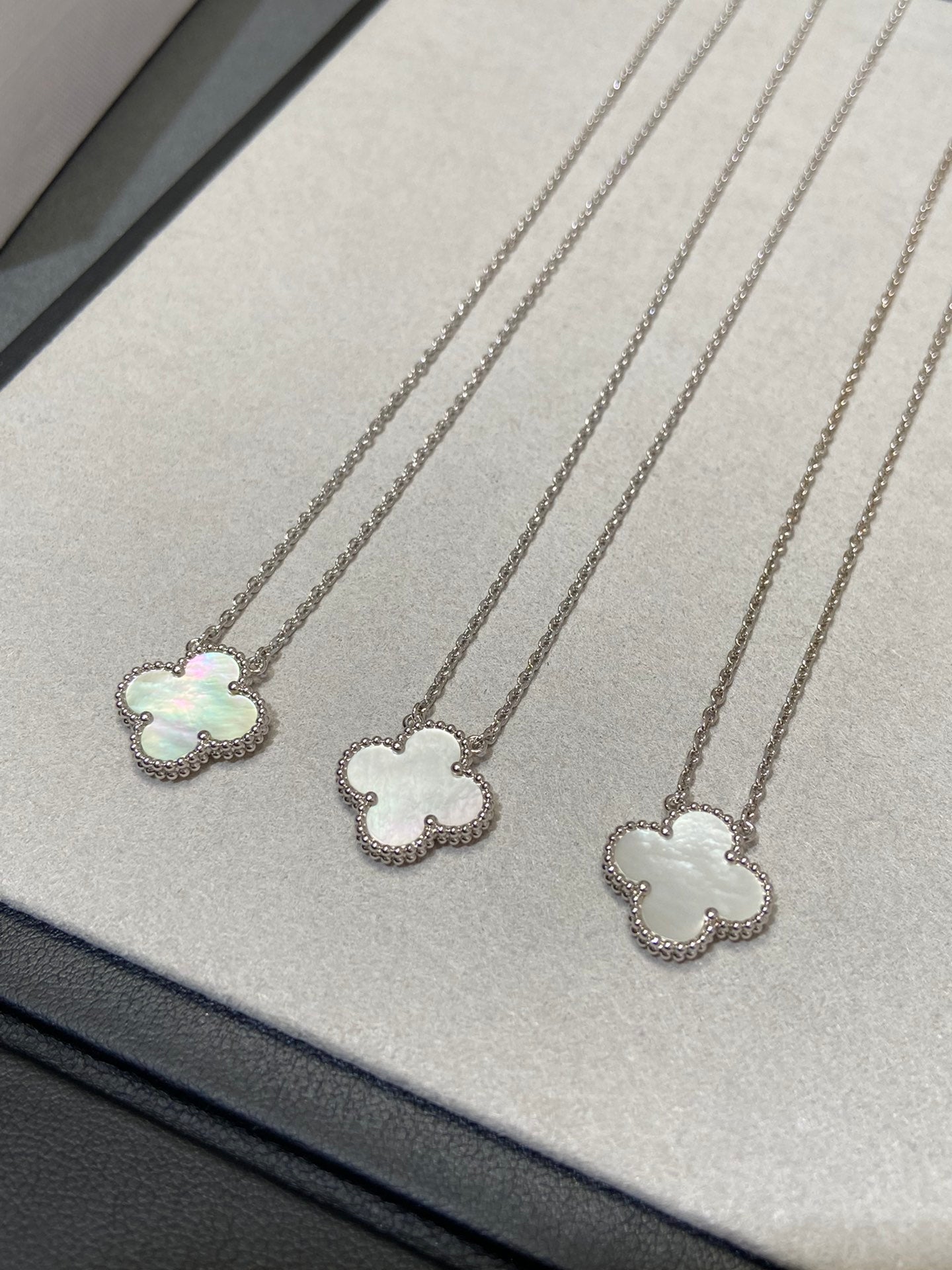 [Aurelle Style]CLOVER MEDIUM SILVER WHITE MOP NECKLACE