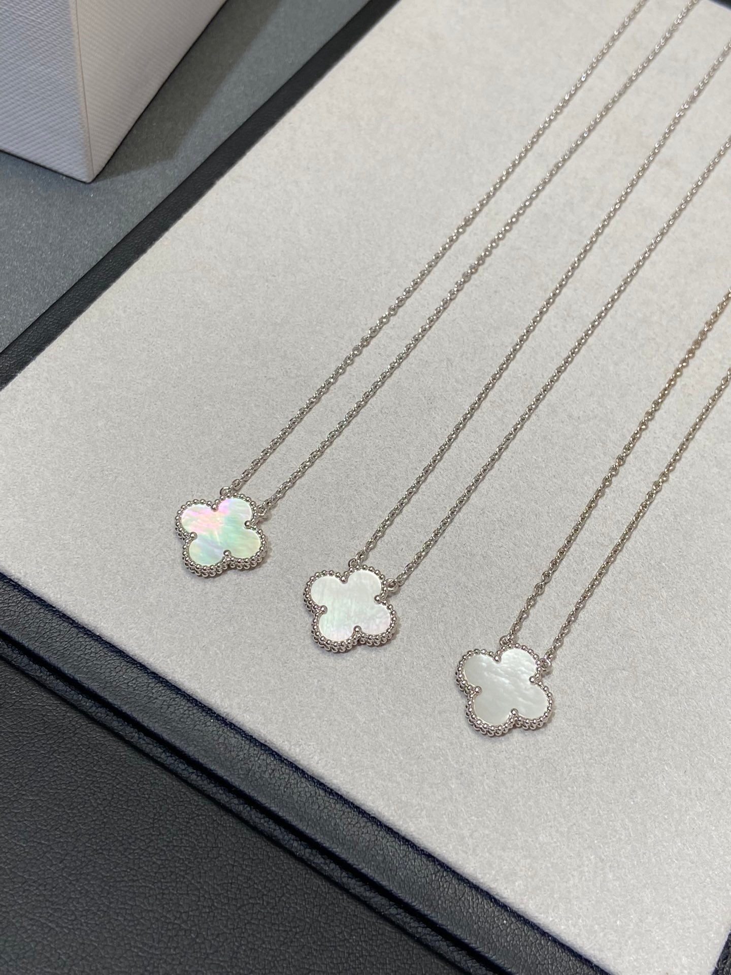 [Aurelle Style]CLOVER MEDIUM SILVER WHITE MOP NECKLACE