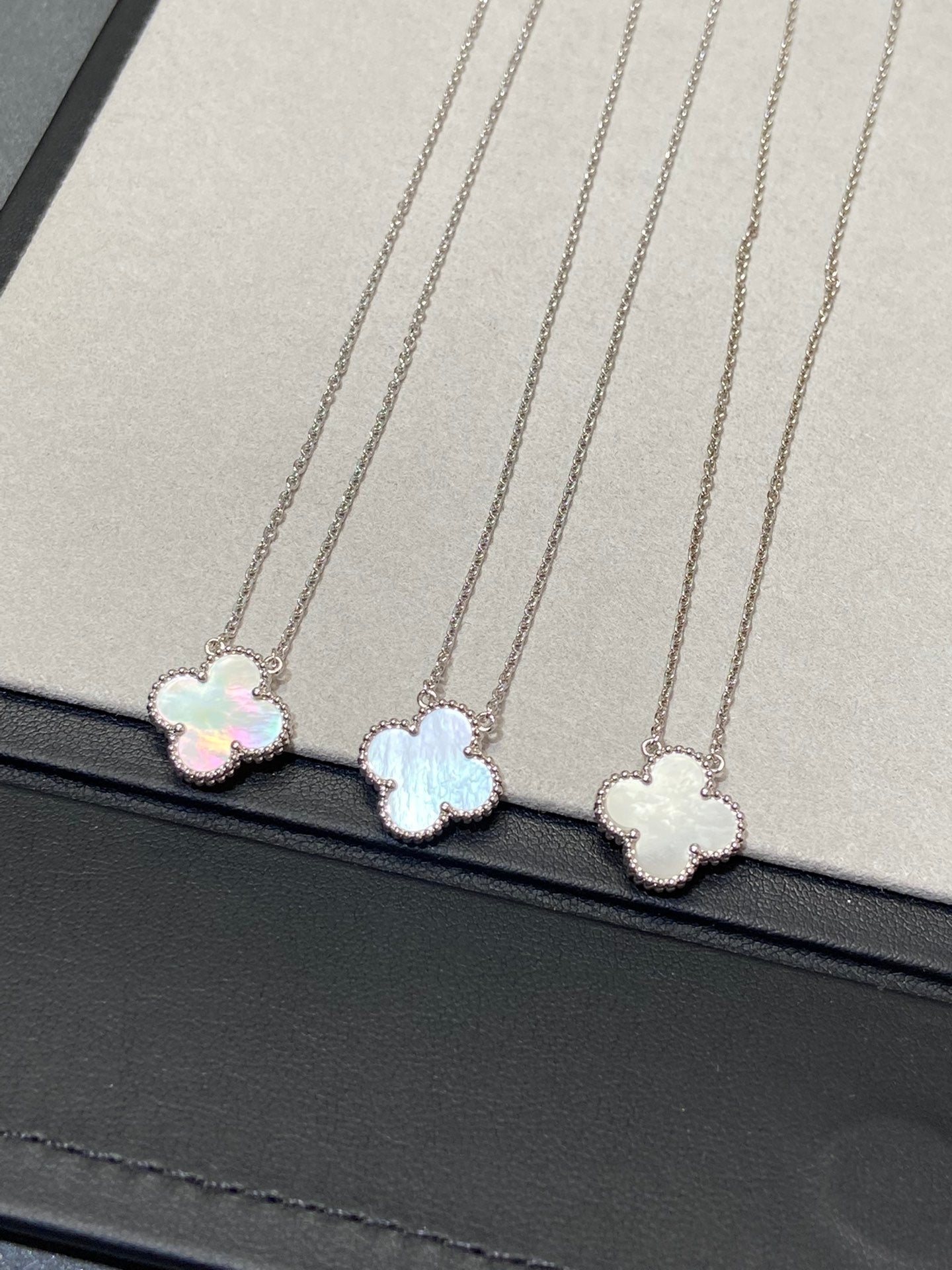 [Aurelle Style]CLOVER MEDIUM SILVER WHITE MOP NECKLACE