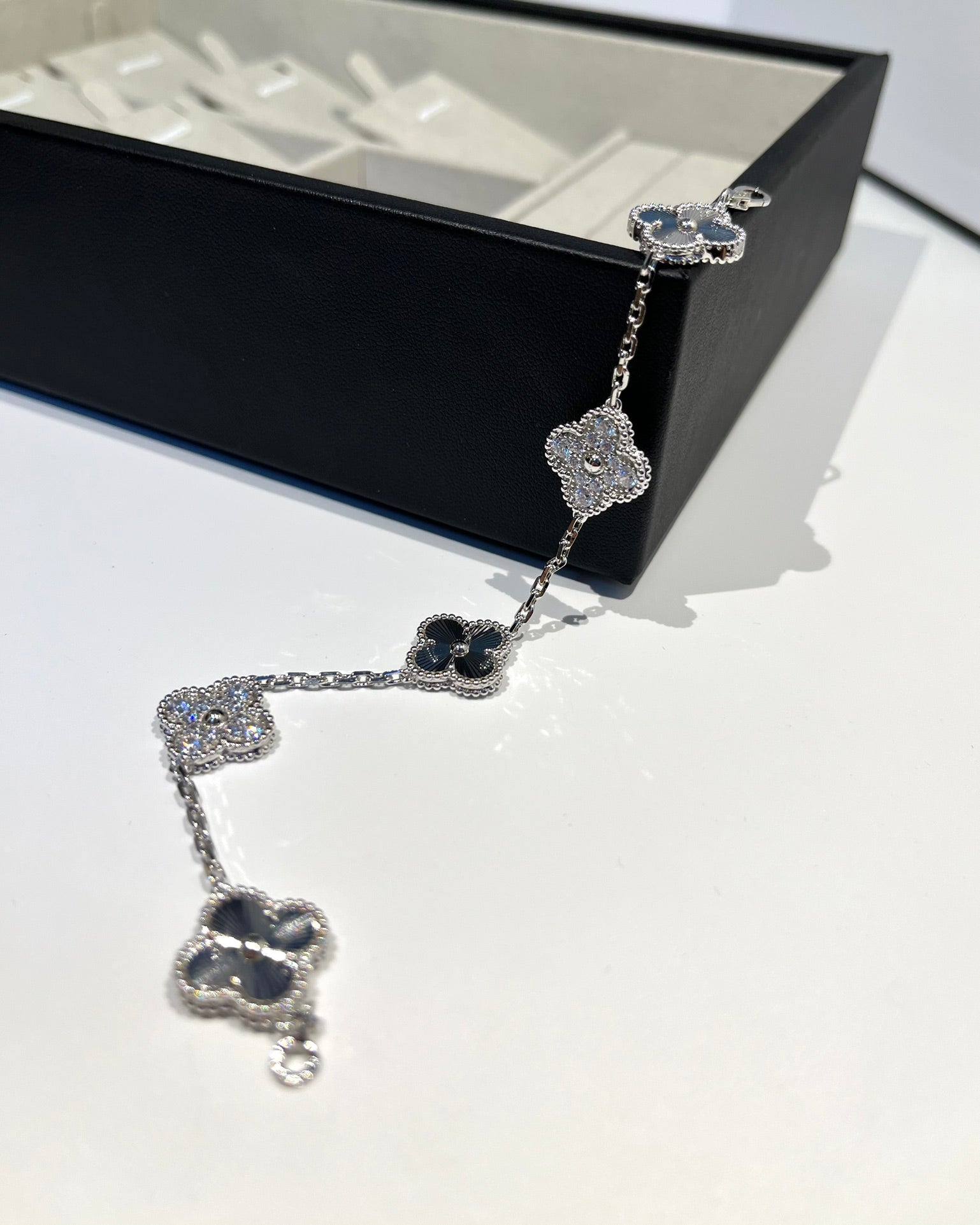 [Aurelle Style] CLOVER 5 MOTIF LASER BRACELET COLLECTION