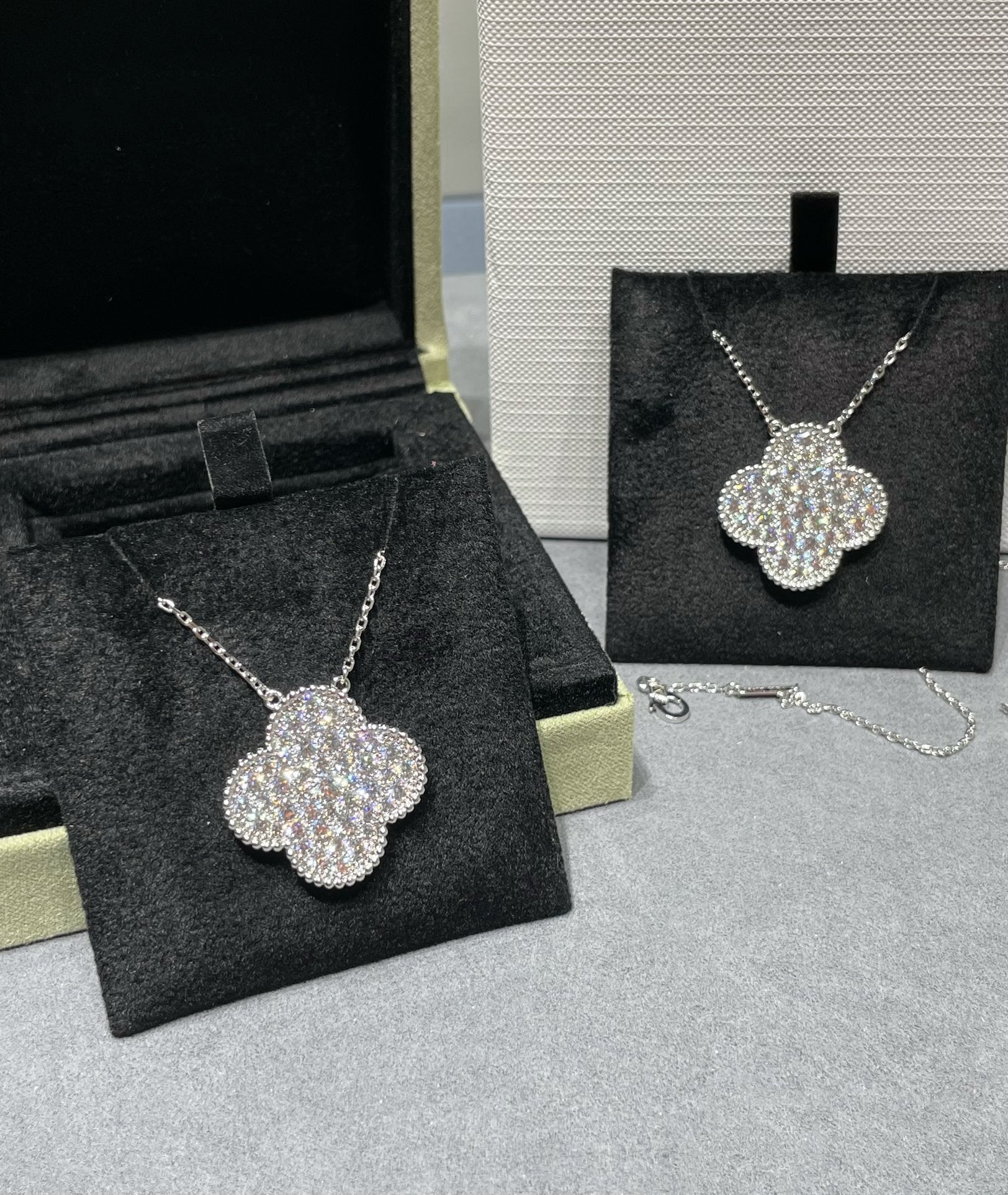 [Aurelle Style]CLOVER 25MM LARGE PENDANT DIAMOND PAVED SILVER NECKLACE