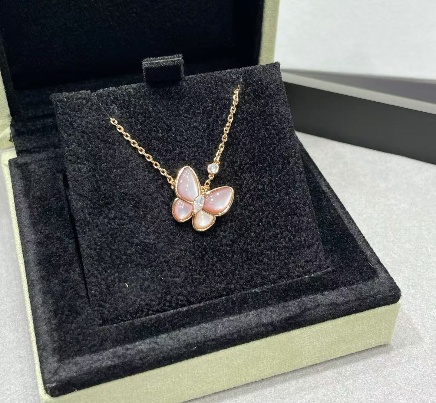 [TOP]BUTTERFLY PINK MOTHER-OF-PEARL DIAMOND NECKLACE