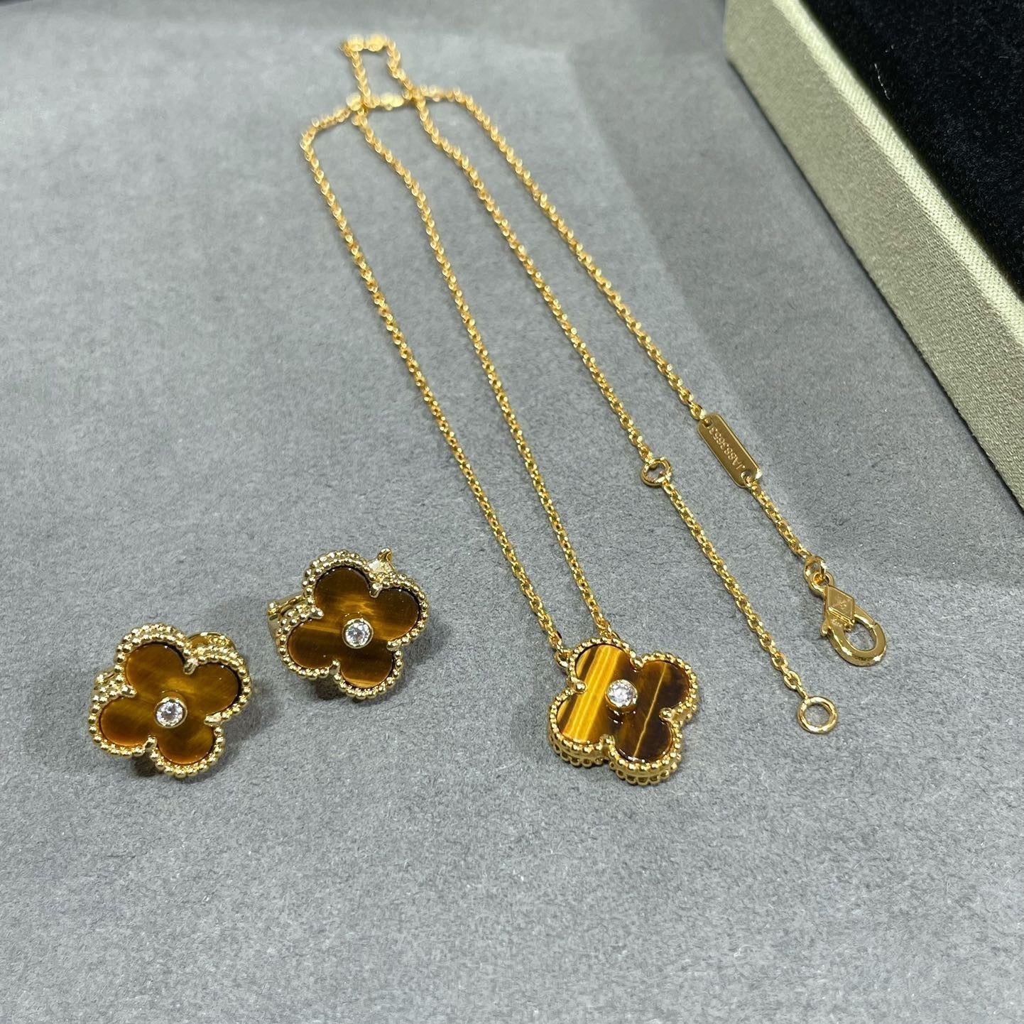[Aurelle Style]CLOVER 15MM DIAMOND AND YELLOW TIGER'S EYE AGATE necklace
