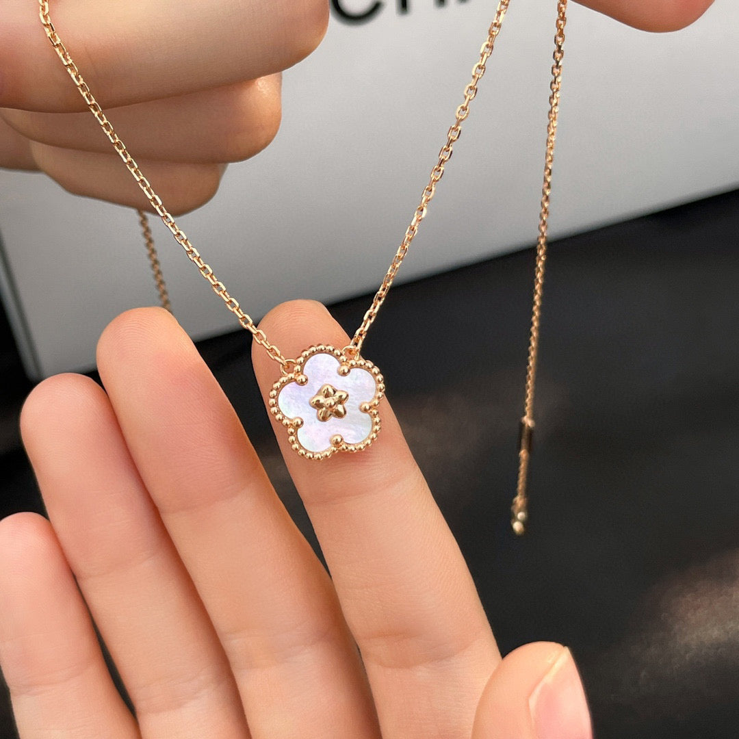 [Aurelle Style]LUCKY  WHITE MOP  PLUM BLOSSOM NECKLACE