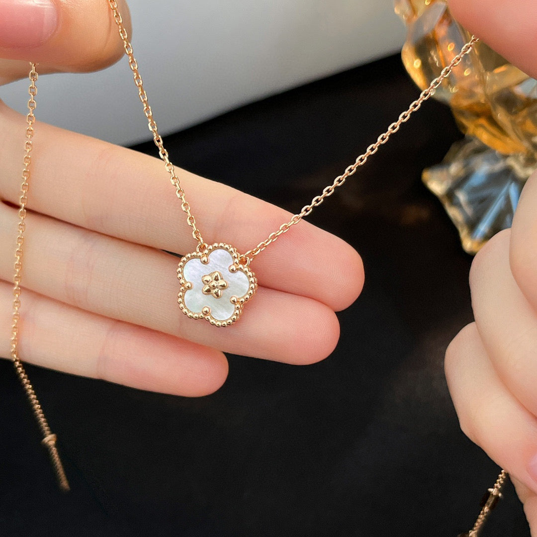 [Aurelle Style]LUCKY  WHITE MOP  PLUM BLOSSOM NECKLACE
