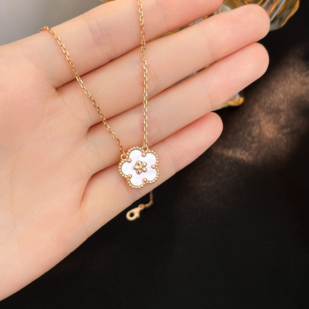 [Aurelle Style]LUCKY  WHITE MOP  PLUM BLOSSOM NECKLACE
