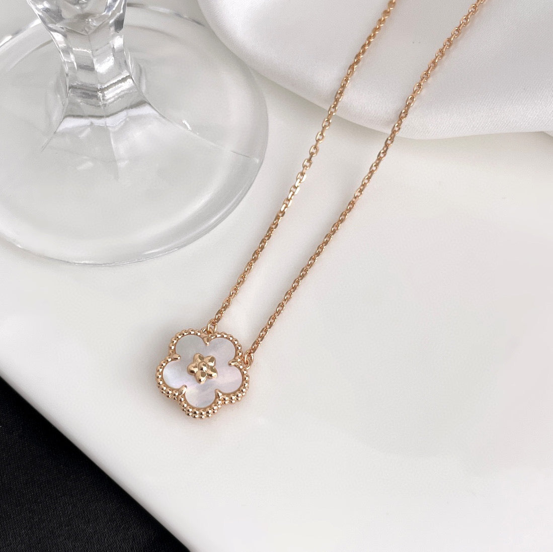 [TOP]LUCKY  WHITE MOP  PLUM BLOSSOM NECKLACE