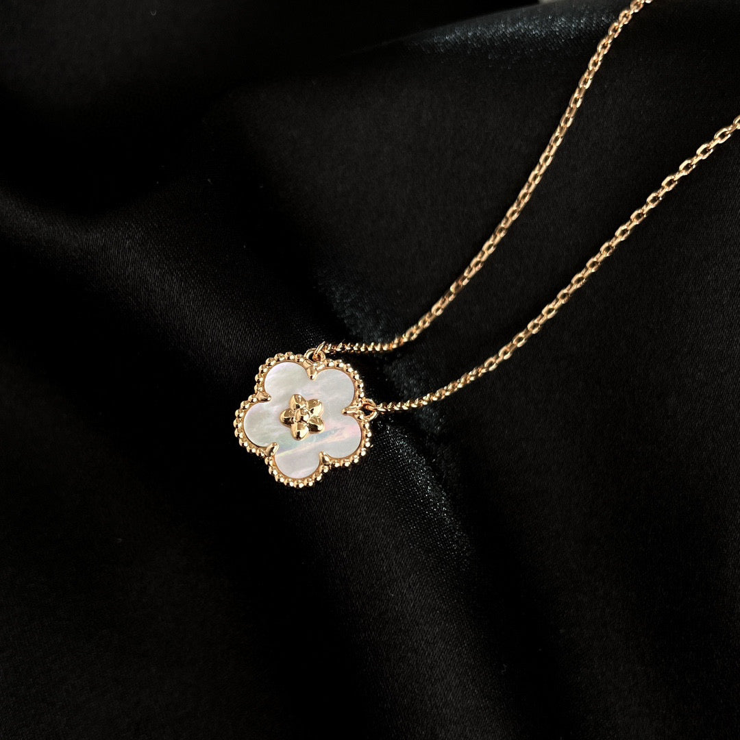 [TOP]LUCKY  WHITE MOP  PLUM BLOSSOM NECKLACE