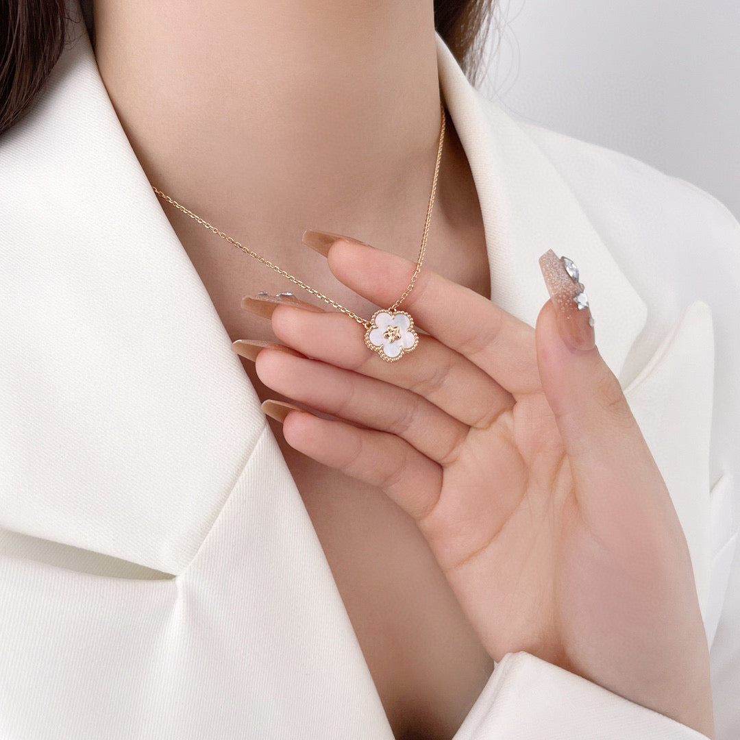 [Aurelle Style]LUCKY  WHITE MOP  PLUM BLOSSOM NECKLACE