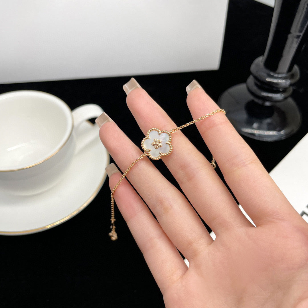 [Aurelle Style]LUCKY  WHITE MOP  PLUM BLOSSOM NECKLACE