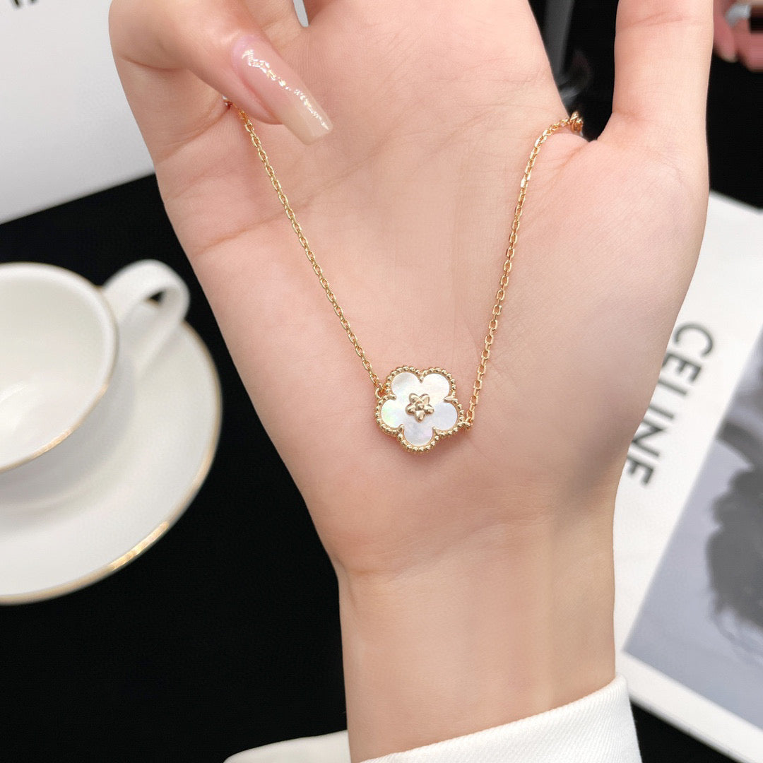 [Aurelle Style]LUCKY  WHITE MOP  PLUM BLOSSOM NECKLACE