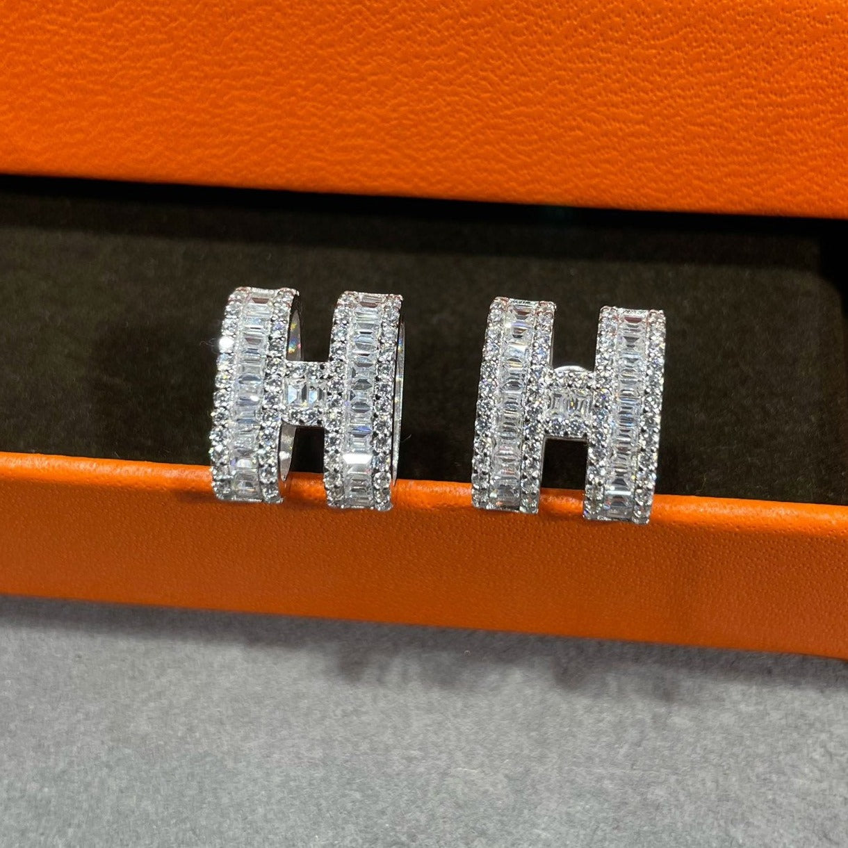 [Aurelle Style]H STUD EARRINGS WITH SILVER DIAMONDS