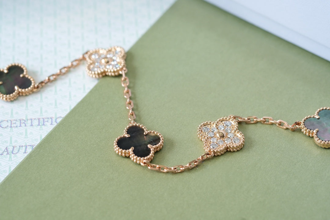 [Aurelle Style] CLOVER 5 MOTIF GRAY MOP BRACELET COLLECTION