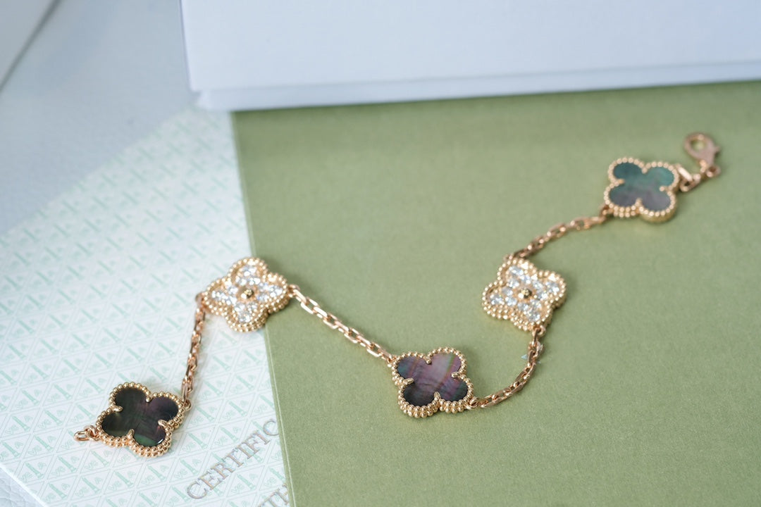 [Aurelle Style] CLOVER 5 MOTIF GRAY MOP BRACELET COLLECTION