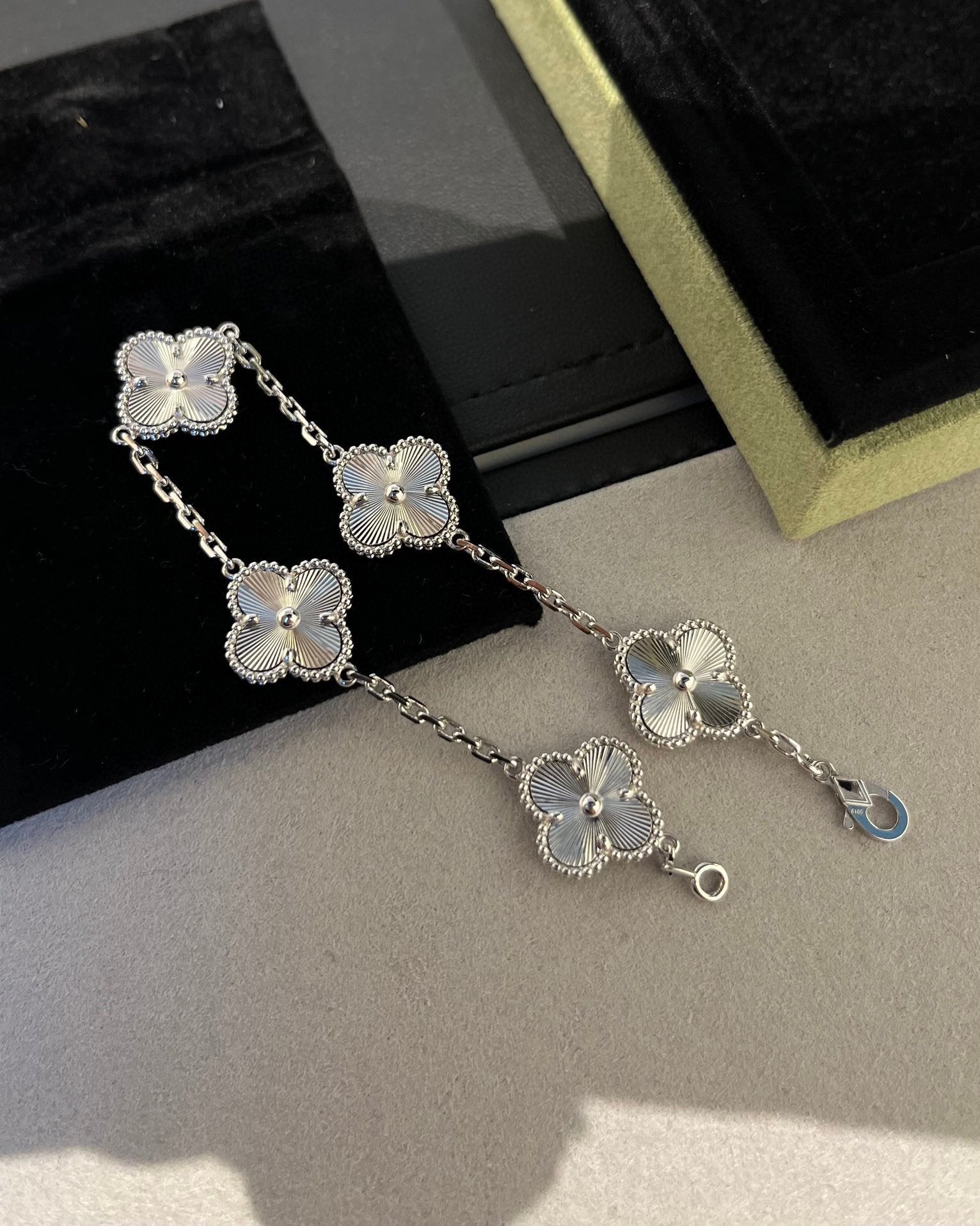 [Aurelle Style] CLOVER 5 MOTIF LASER BRACELET COLLECTION