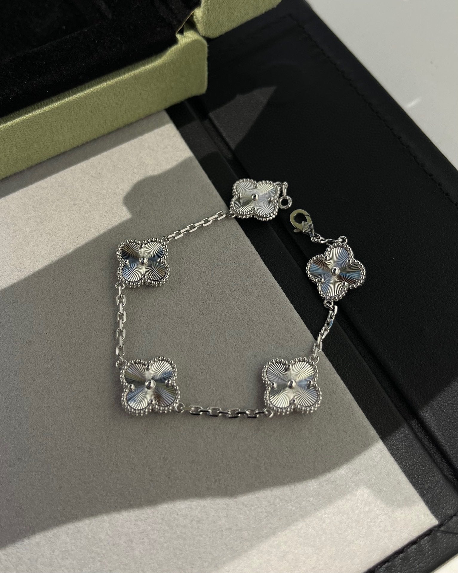 [Aurelle Style] CLOVER 5 MOTIF LASER BRACELET COLLECTION