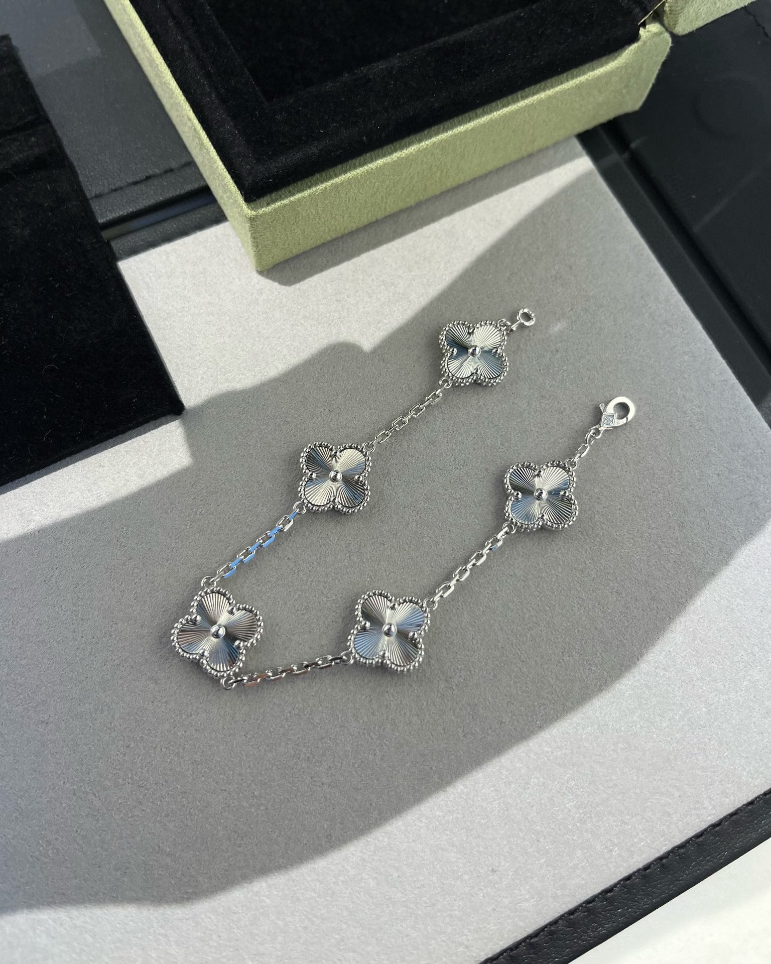 [Aurelle Style] CLOVER 5 MOTIF LASER BRACELET COLLECTION